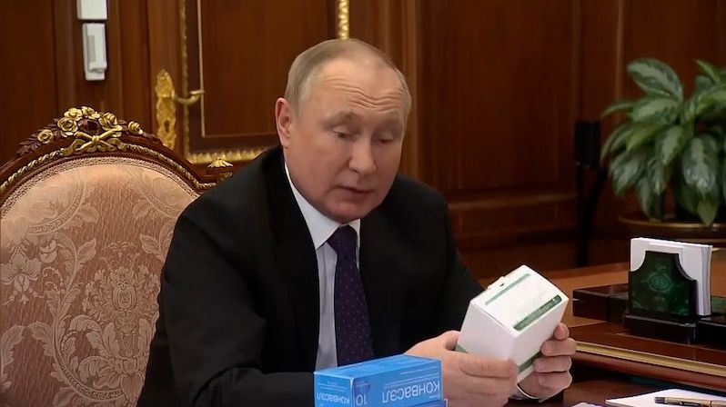 Putina ukázali, jak si prohlíží nové ruské léky na covid